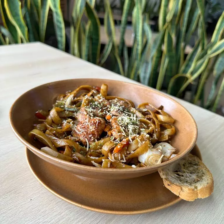 FETUCCINI CON SALMON SALTEADO