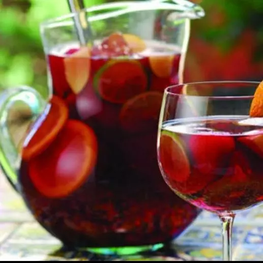 Sangria com Vinho Tinto Doce . Jarra de 1 lit
