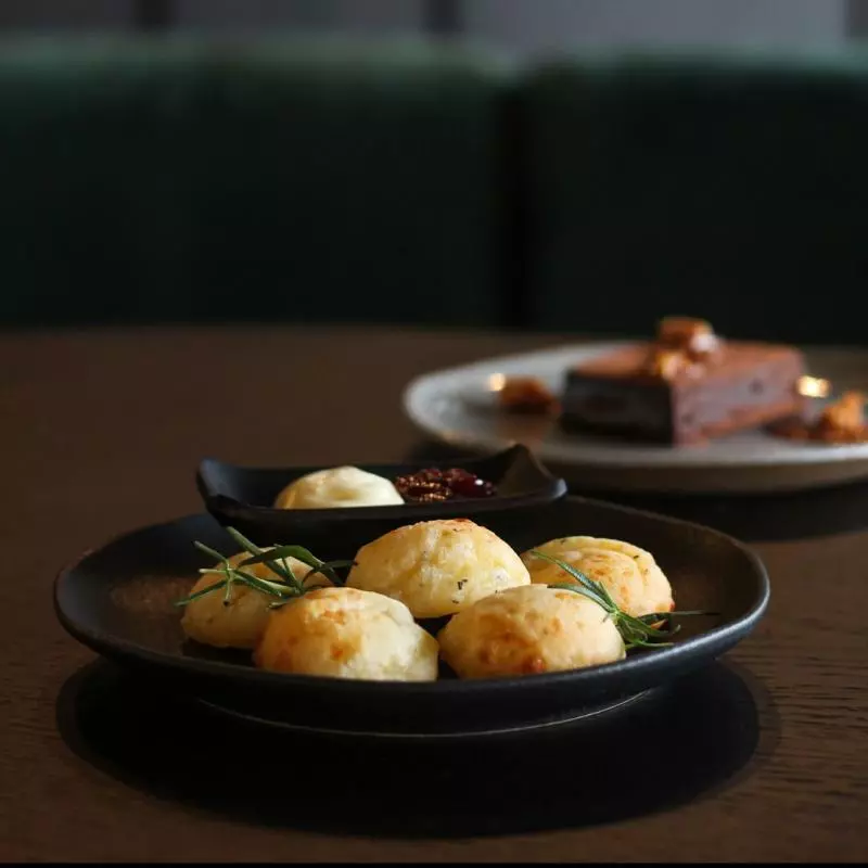 Pão de queijo Gruyére com alecrim