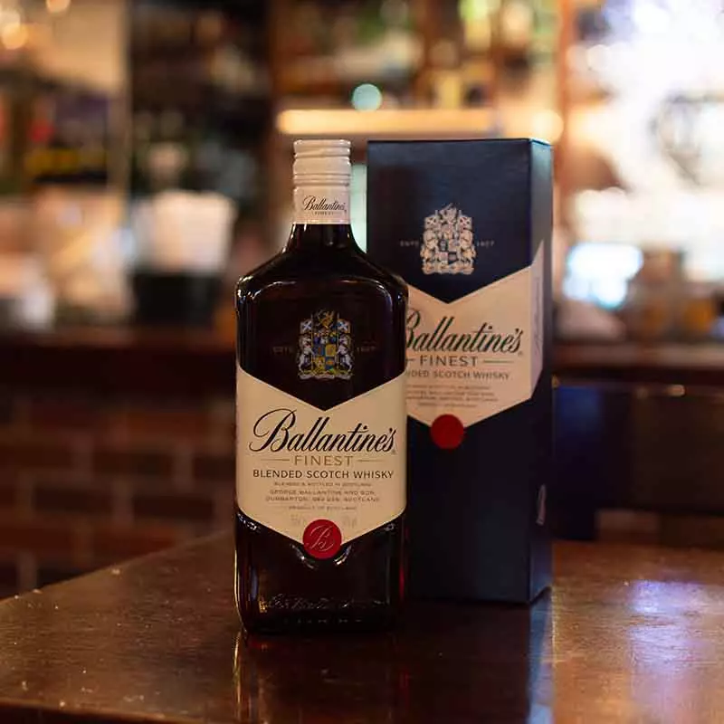 Trago de Ballantine's Finest
