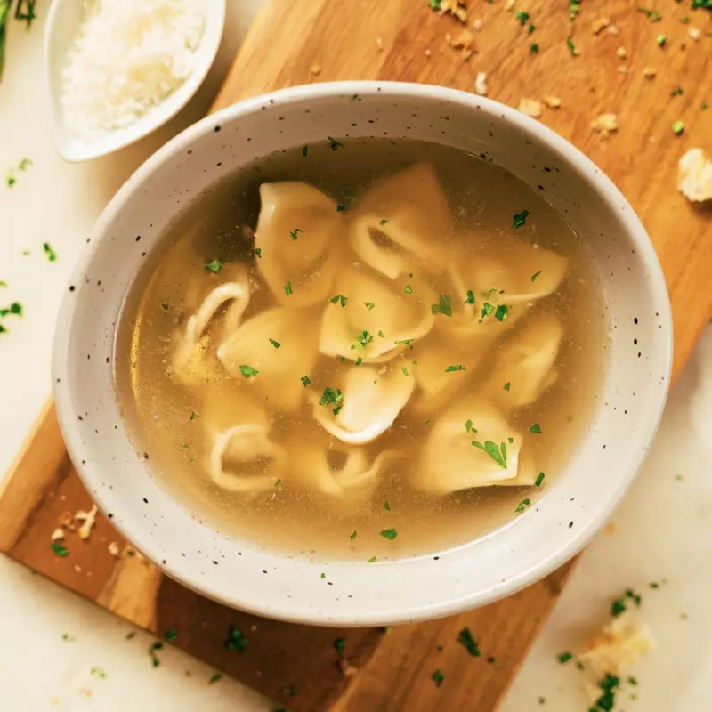 TORTELLINI IN BRODO