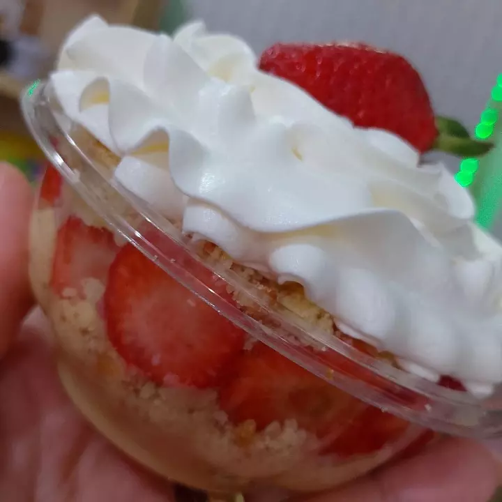 Bolo pote especial ninho com morango