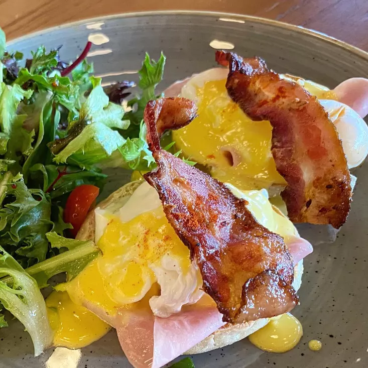 Benedictine con Jamón y Tocino