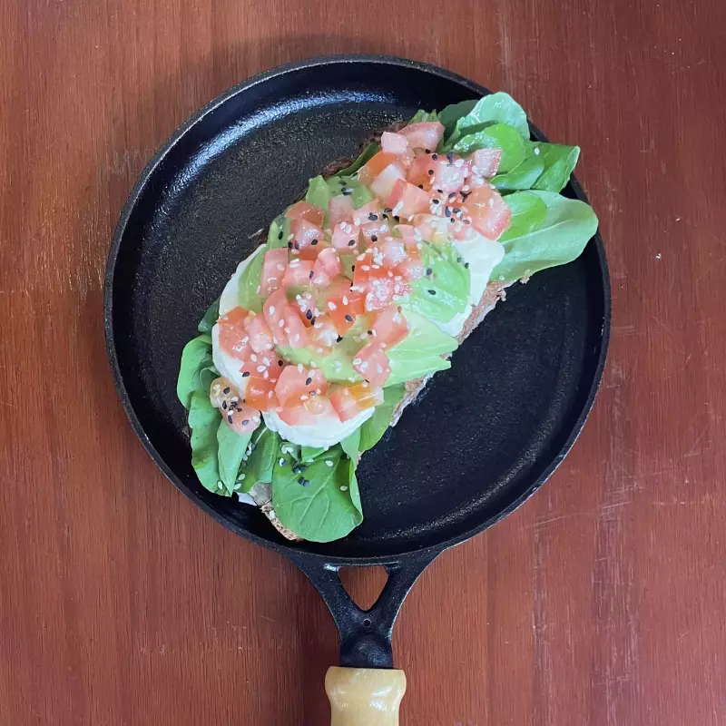 Rúcula, abacate, tomate e queijo