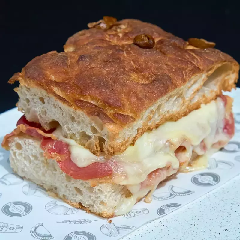 Focaccia Prosciutto y Queso