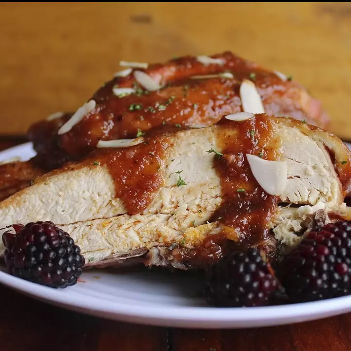 Pollo en Salsa Frutos