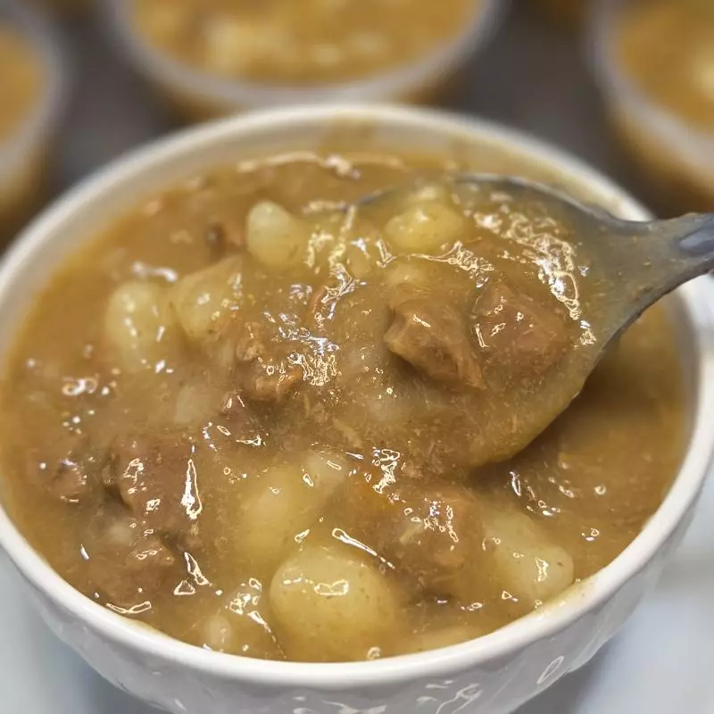 Aipim cremoso com carne de panela
