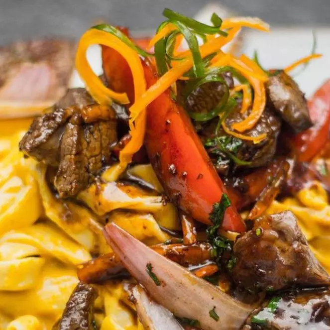 TALLARINES A LA HUANCAINA C/LOMO