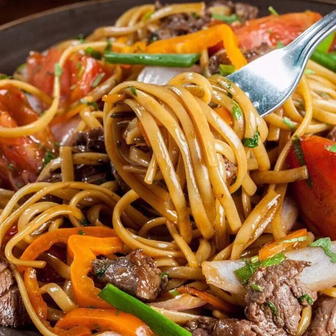Tallarin saltado de carne