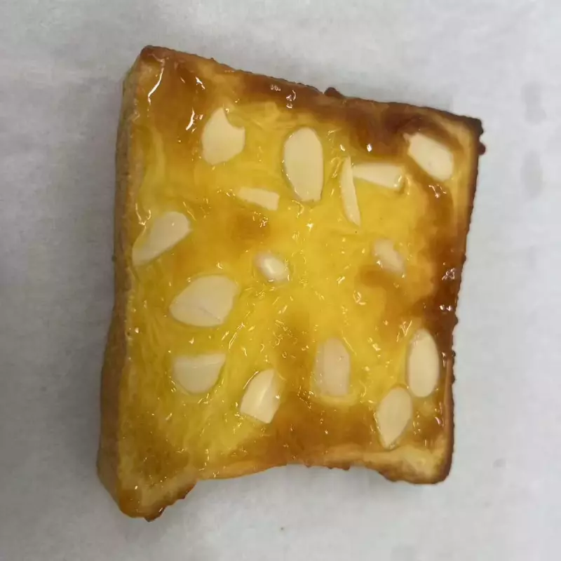 R11 杏仁岩烧吐司  pan chedar con  almendra