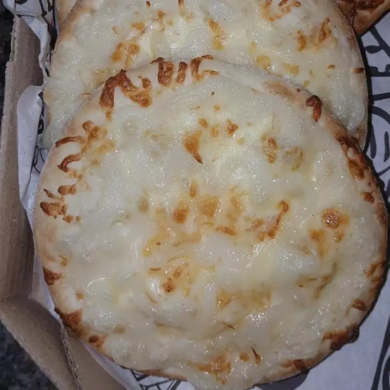 ESFIHA QUATRO QUEIJOS