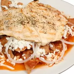 Chilaquiles con Pechuga asada