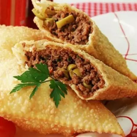 PASTEL DE CARNE , QUEIJO E AZEITONA