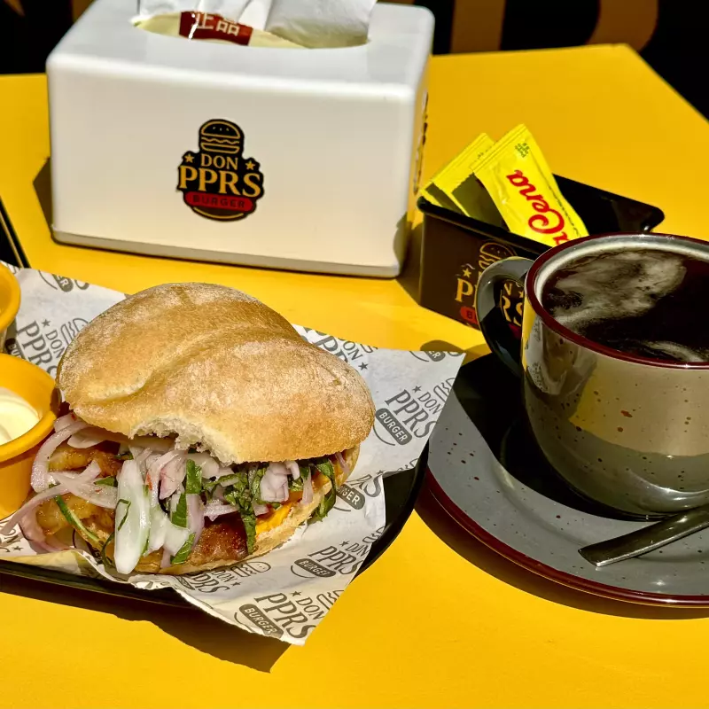 PAN CON CHICHARRÓN & CAFÉ