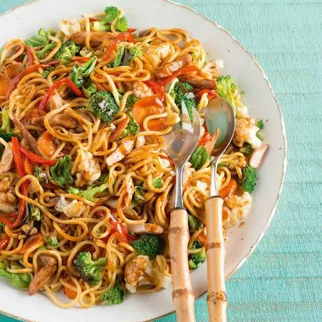 Yakisoba de frango (aprox500g)