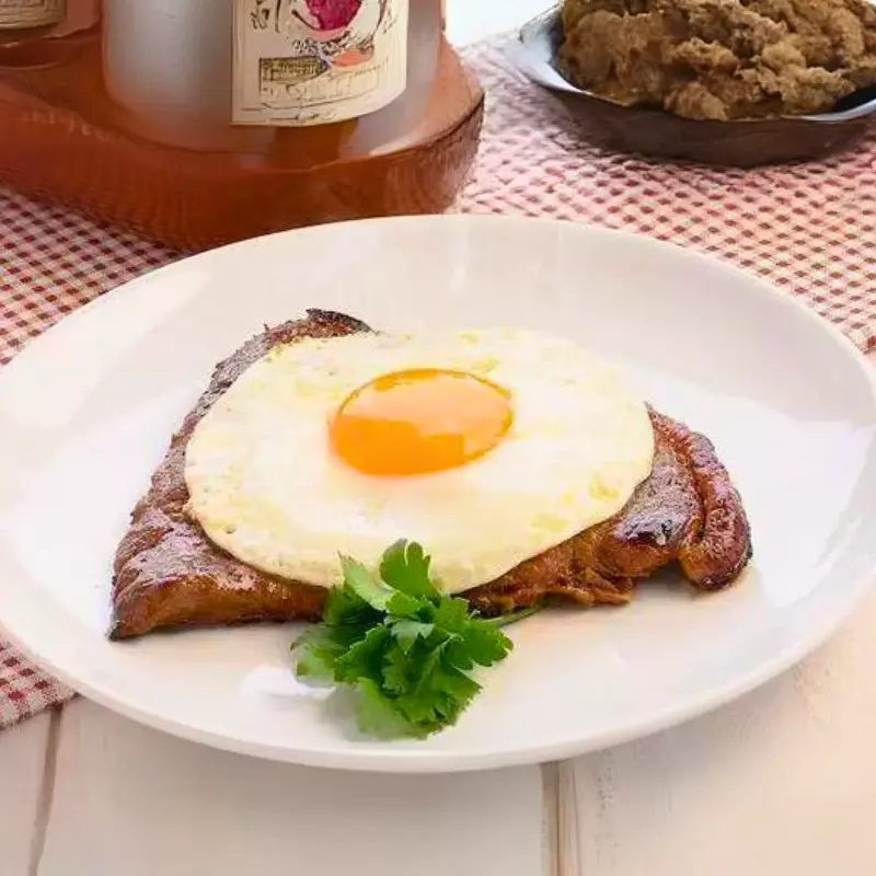 BIFE Á CAVALO (COM OVO FRITO)