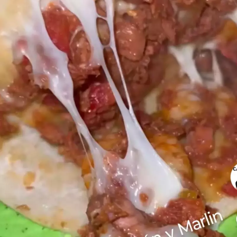 QUESADILLA CON CAMARON Y MARLYN