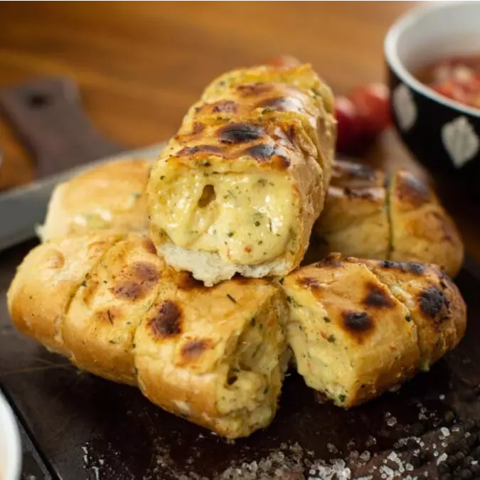 Espetinho de pão de alho apimentado