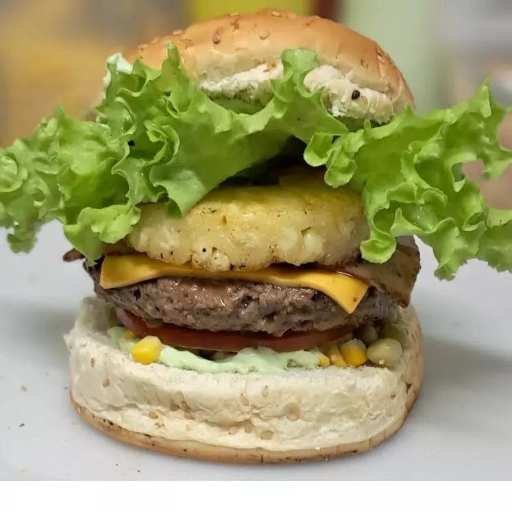 Hambúrguer com abacaxi