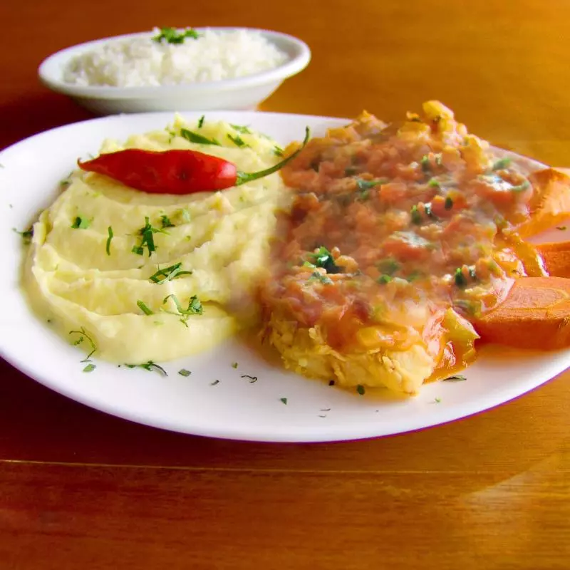 FILÉ DE PEIXE AO MOLHO