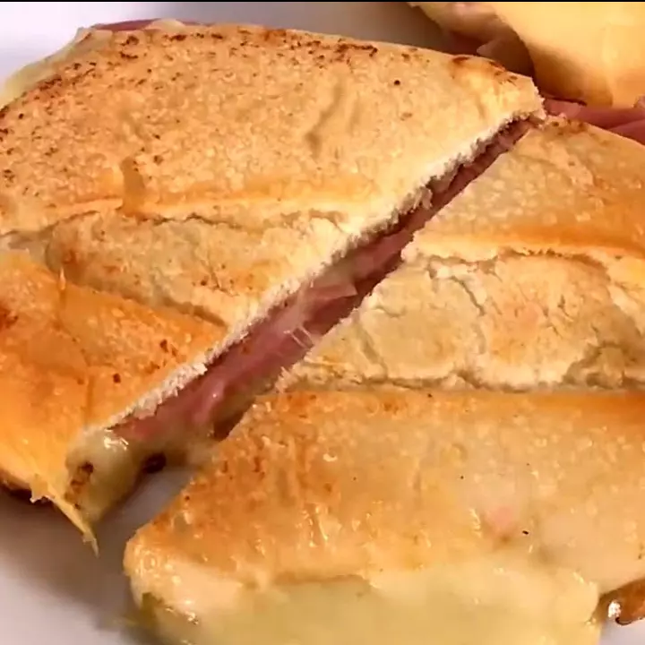 Pão na Chapa com Presunto e Queijo🍞