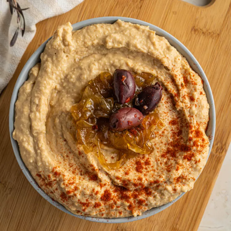 Hummus con cebolla caramelizada