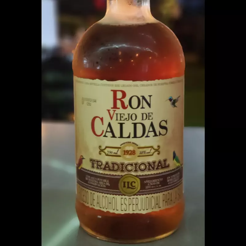 Botella de Ron viejo de caldas