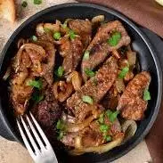 Tiras de figado acebolado