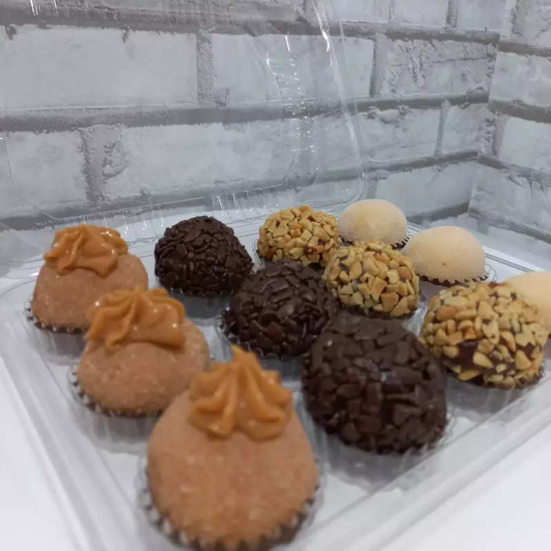 CAIXA COM 12 DOCES GOUMER