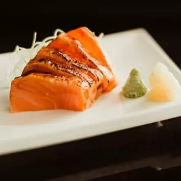 SASHIMI DE SALMÃO TATAKI 5UND.