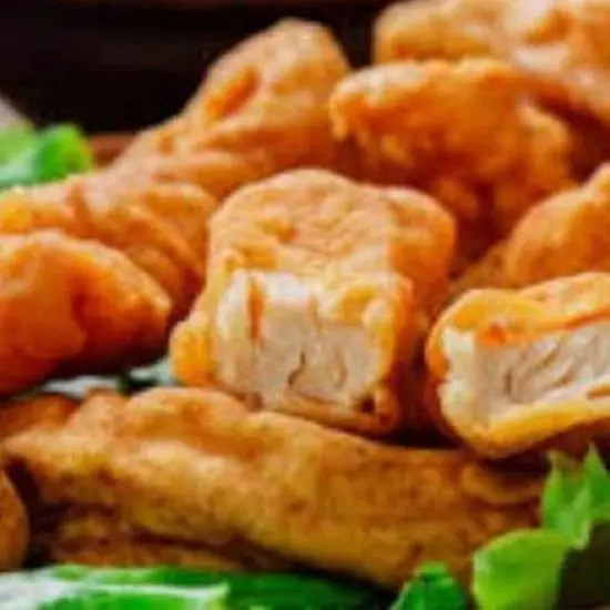 Porção de filé de tilápia empanada