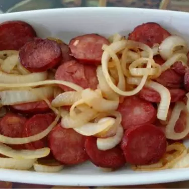 Porção de calabresa acebolada