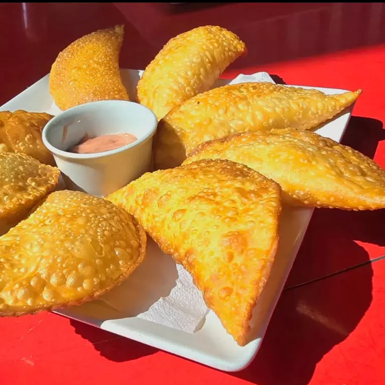 PASTEL DE CARNE COM QUEIJO COALHO
