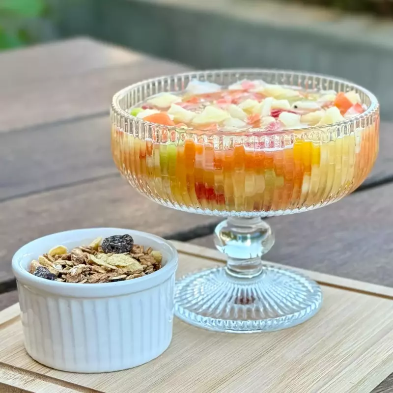 Salada de fruta com granola