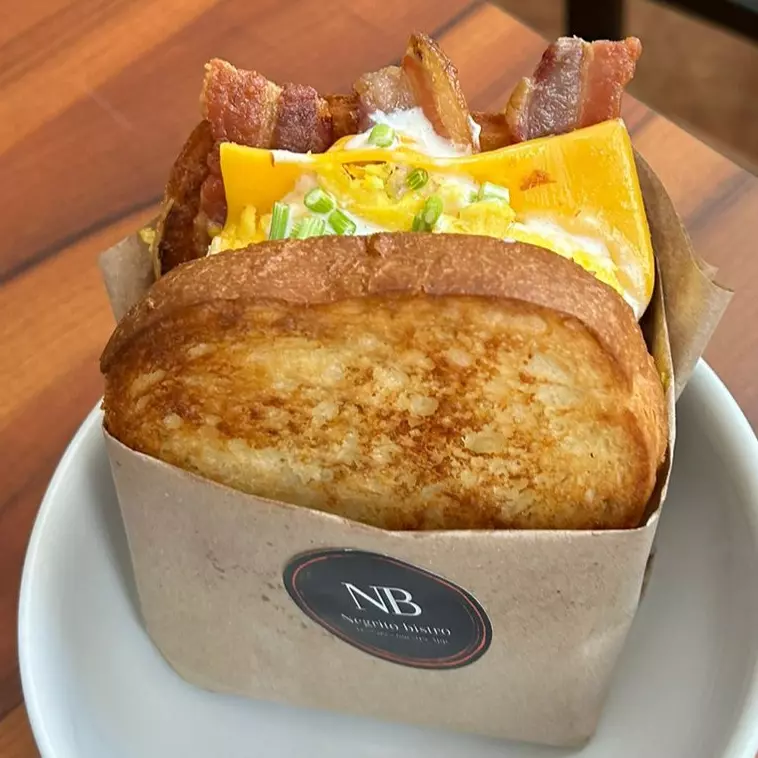 Bacon & cheese egg sándwich