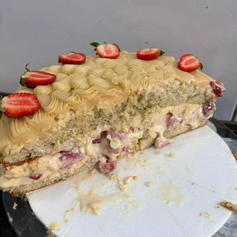 TORTA BOMBOM BRANCO DE MORANGO