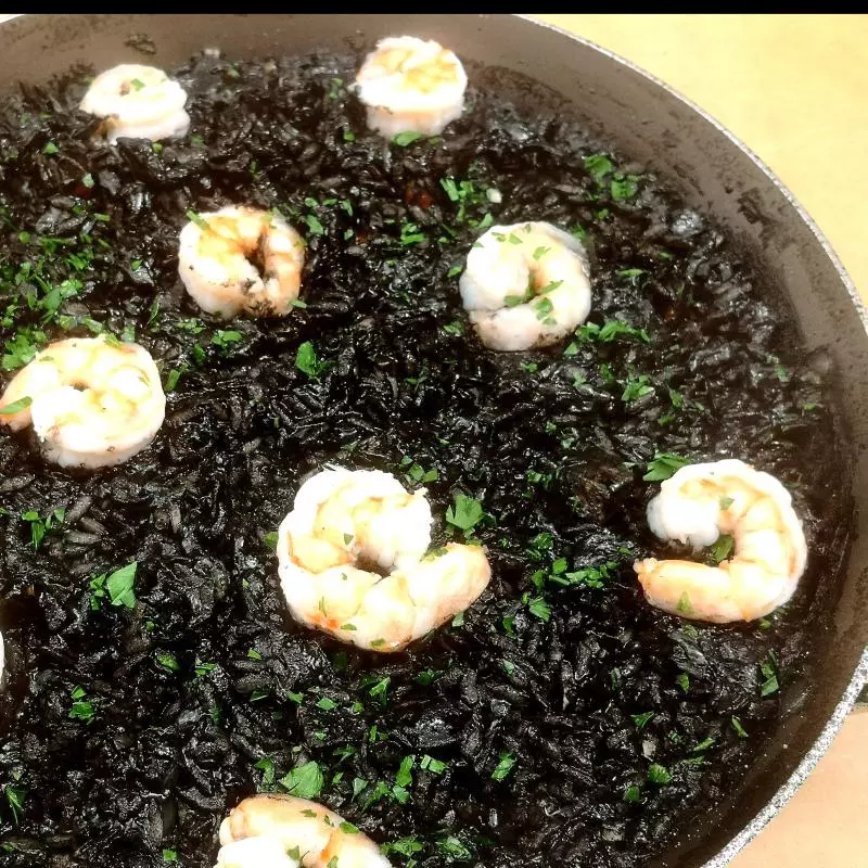 Arroz negro con camarones