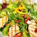 Ensalada con trozos de pechuga asada