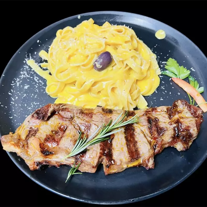 BIFE CON FETTUCCINE