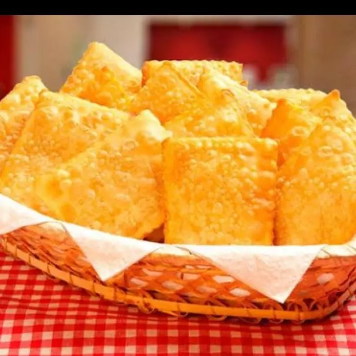 Meia porção de mini pastéis