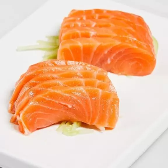 SASHIMI DE SALMÃO          10UND.