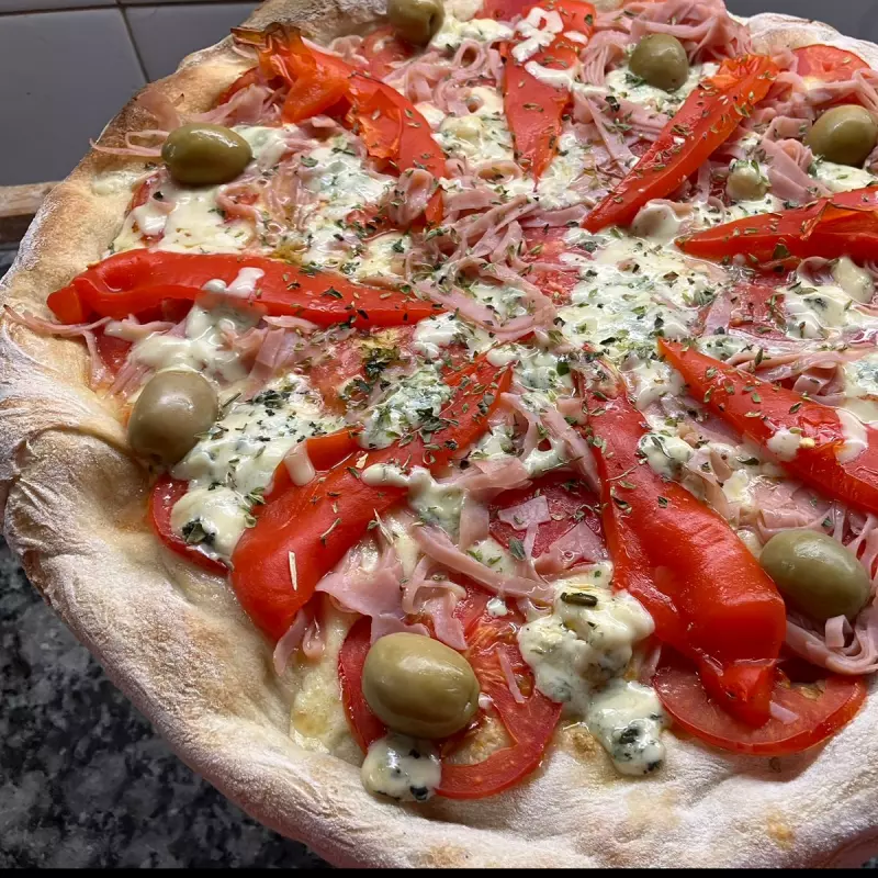 • Pizza Napo c Jamón, morrón y roque