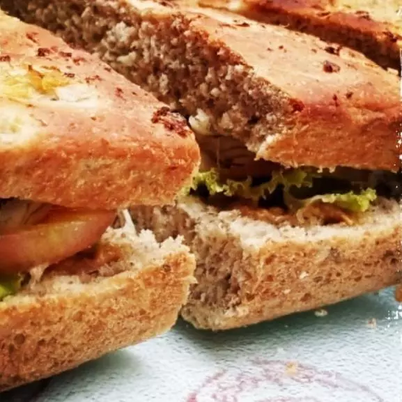 Emparedado artesanal de pernil