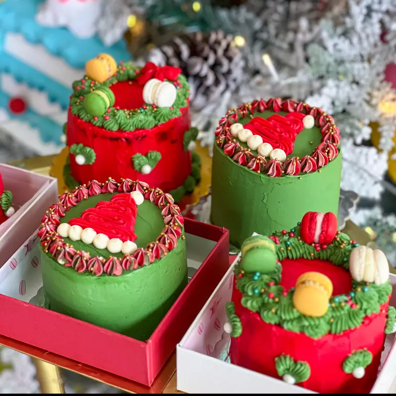 Mini Macarons Cake