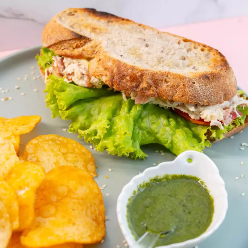 COMBO SÁNDWICH DE POLLO MED + SODA