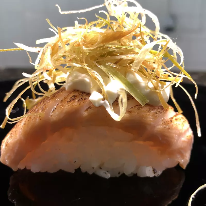 Sushi maçaricado( alho poró)