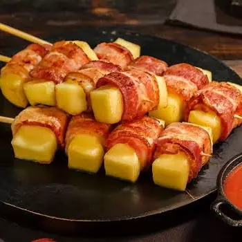 Espetinho queijo com bacon