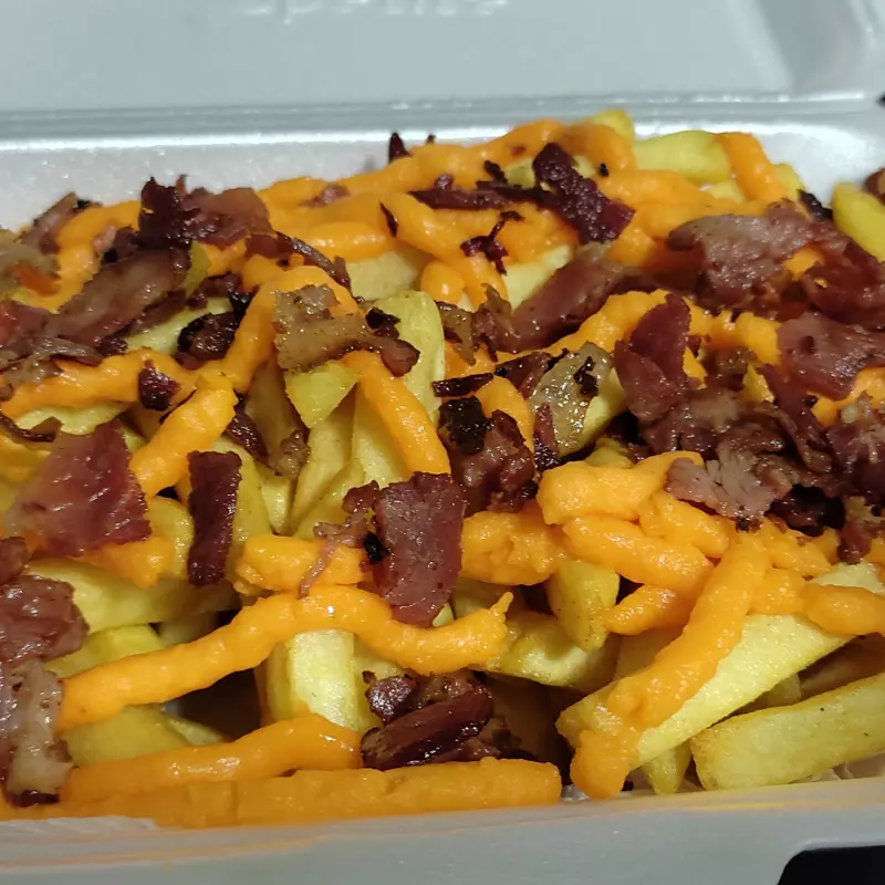 Fritas com cheddar e bacon 😋🍟