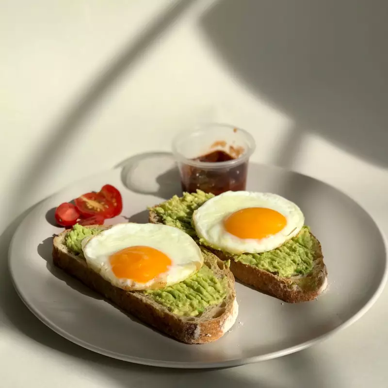 AVOCADO TOAST ESTRELLADOS,VEGETARIAN