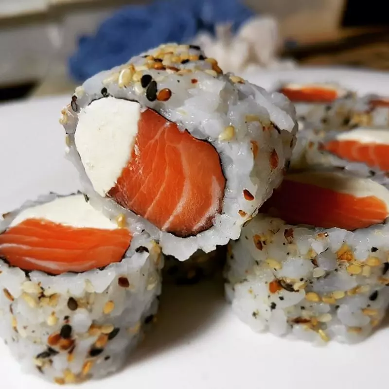 208. Uramaki salmão